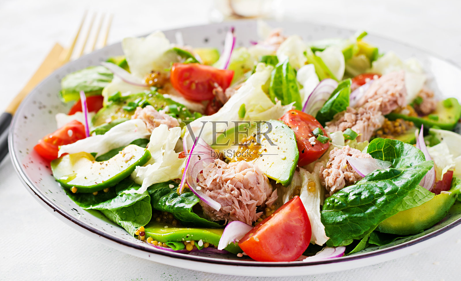 金枪鱼沙拉配生菜，樱桃番茄，鳄梨和红洋葱。健康食品。法国菜。照片摄影图片