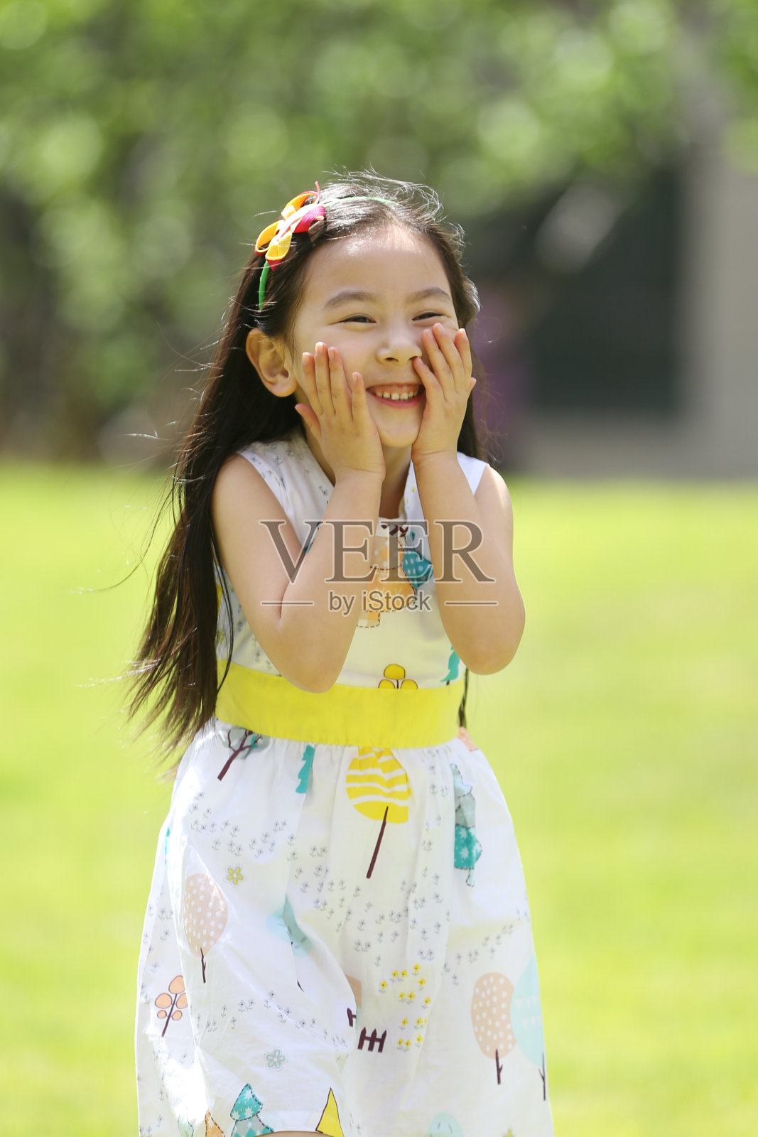 小女孩在户外玩照片摄影图片