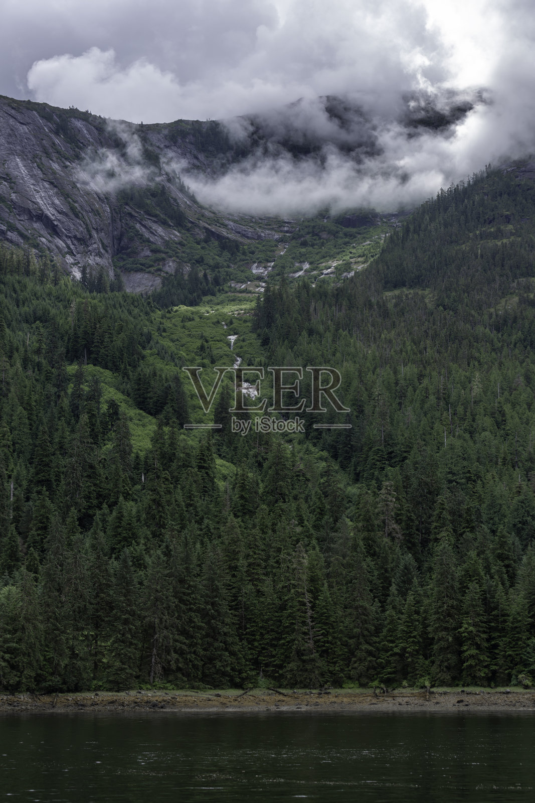 阿拉斯加美丽的山和云照片摄影图片