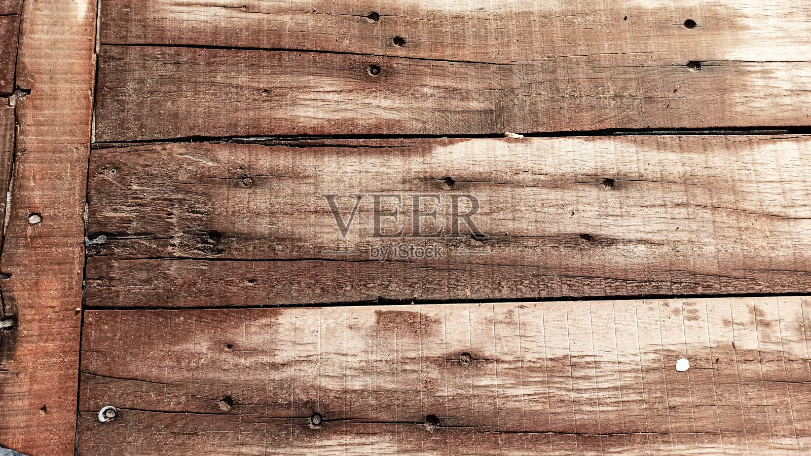 土耳其卡帕多西亚的旧木地板，外面的温度很低。照片摄影图片