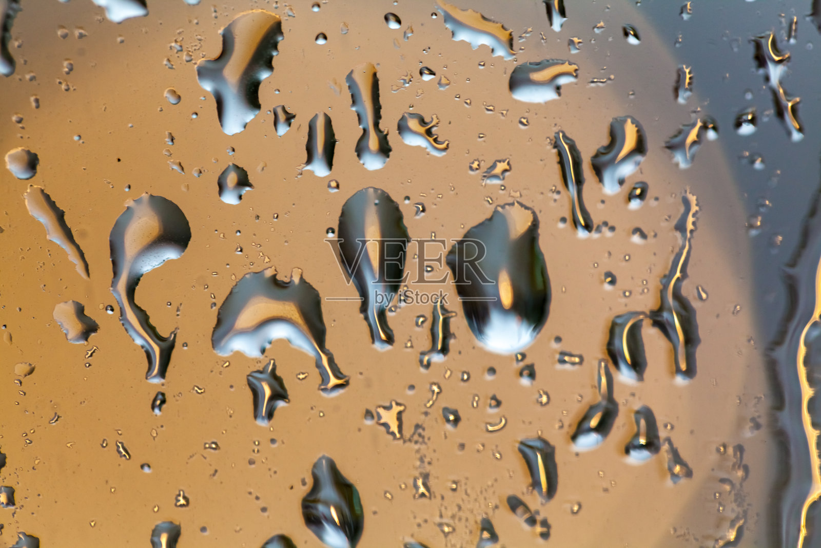 抽象的水滴在玻璃窗上照片摄影图片