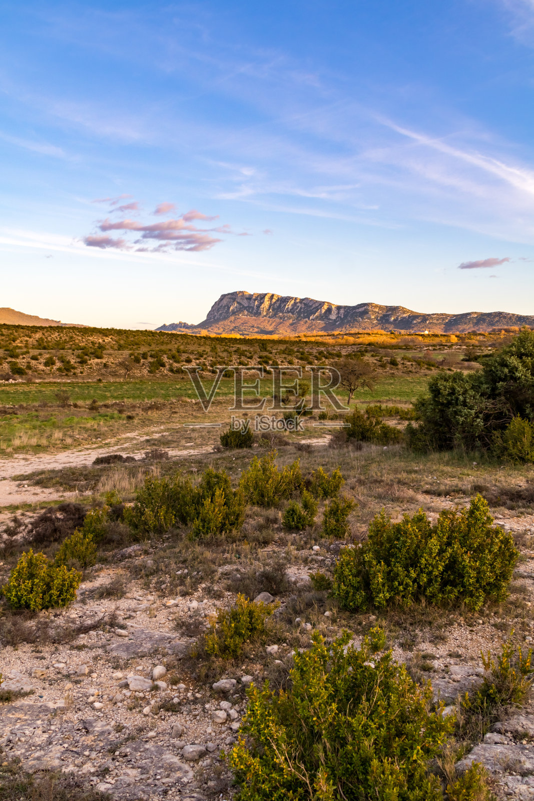 夕阳照耀下的匹克圣路北侧(法国奥西塔尼)照片摄影图片