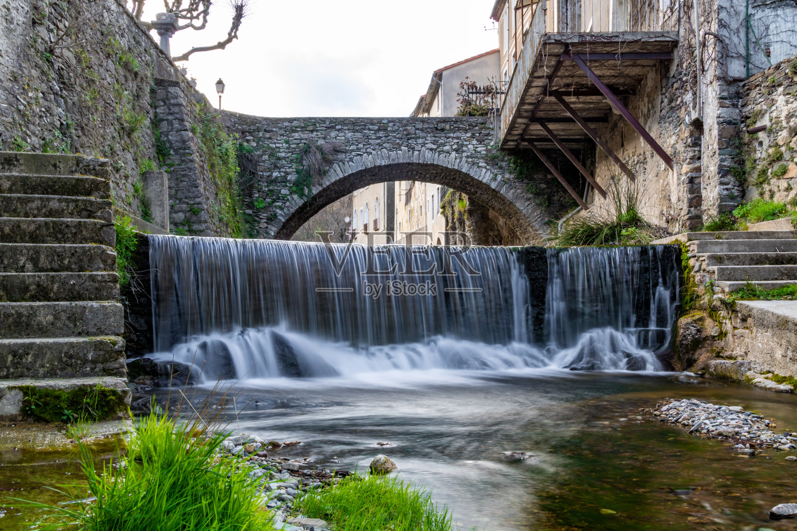 穿过Saint-Laurent-le-Minier (Occitanie，法国)采矿小村庄的河流照片摄影图片