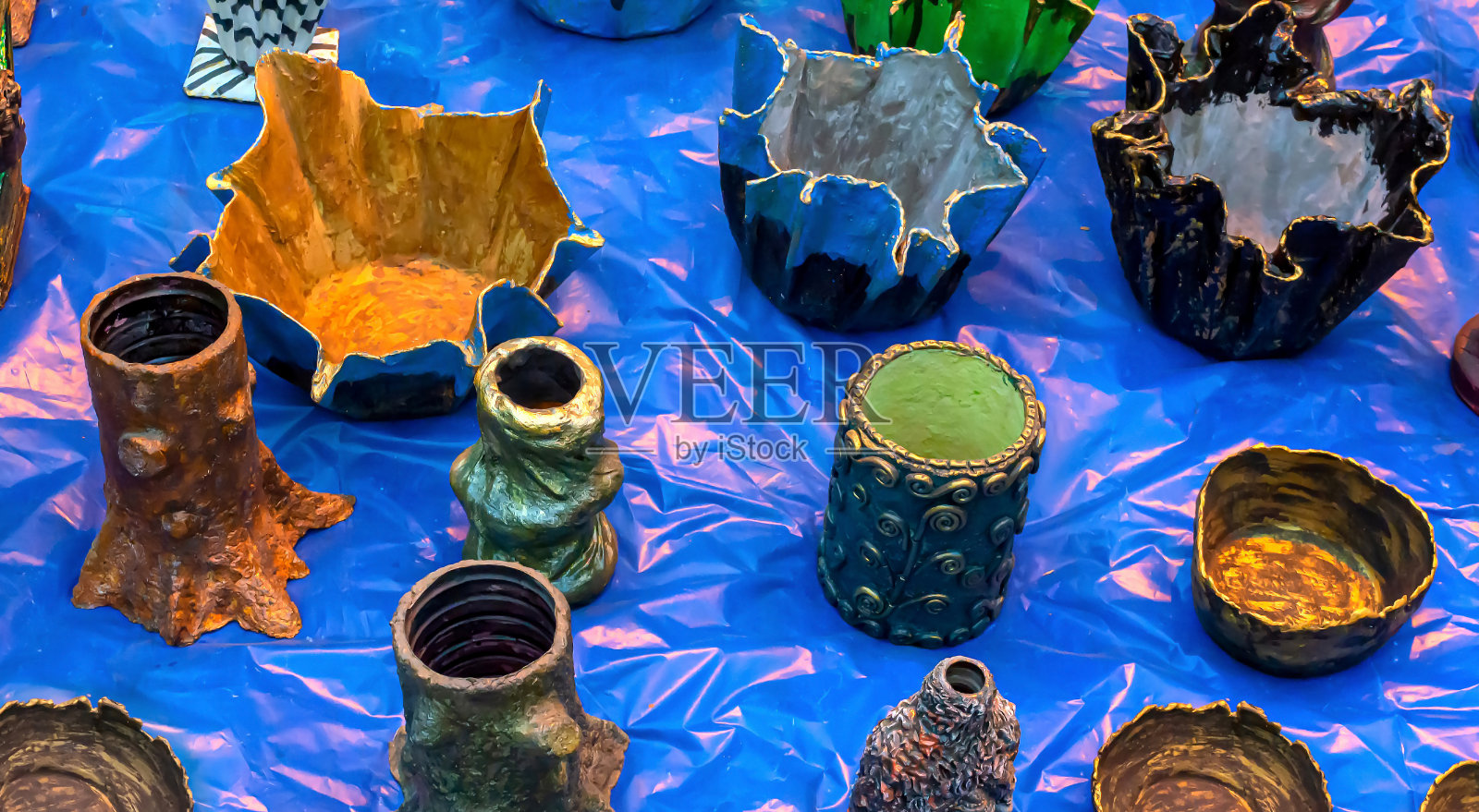 花瓶、笔架、碗等由废旧零件制成，陈列出售。照片摄影图片