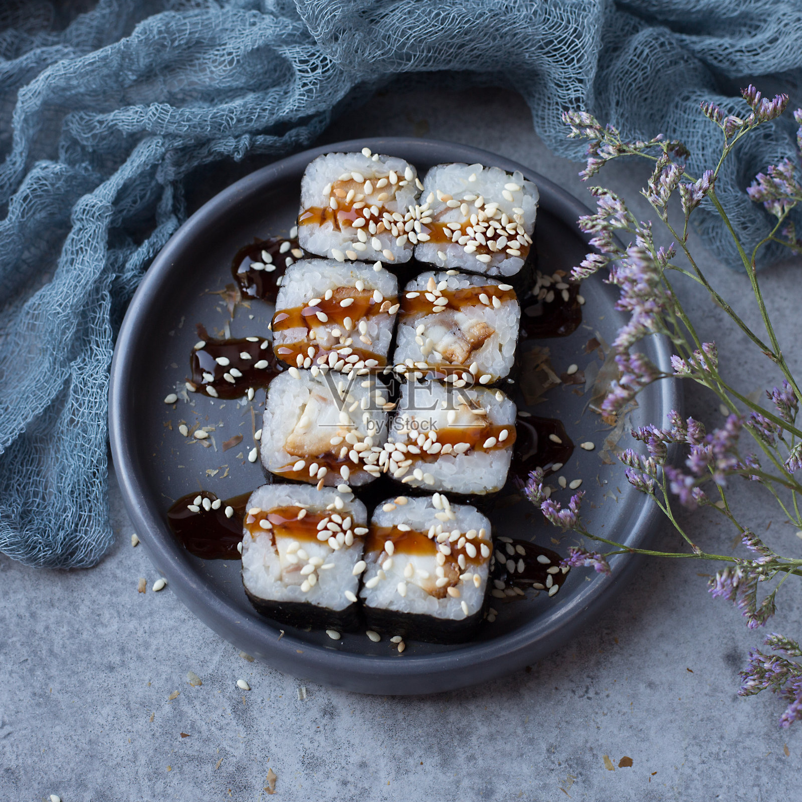 鳗鱼卷浇上酱汁照片摄影图片