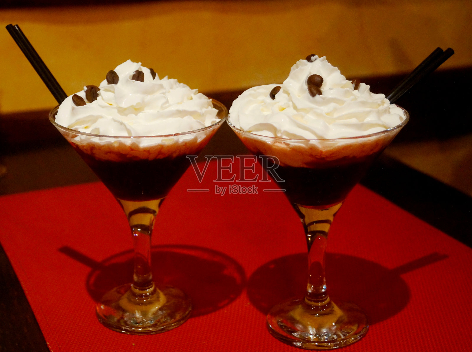 美味的鸡尾酒是我们周五晚上最好的朋友。照片摄影图片