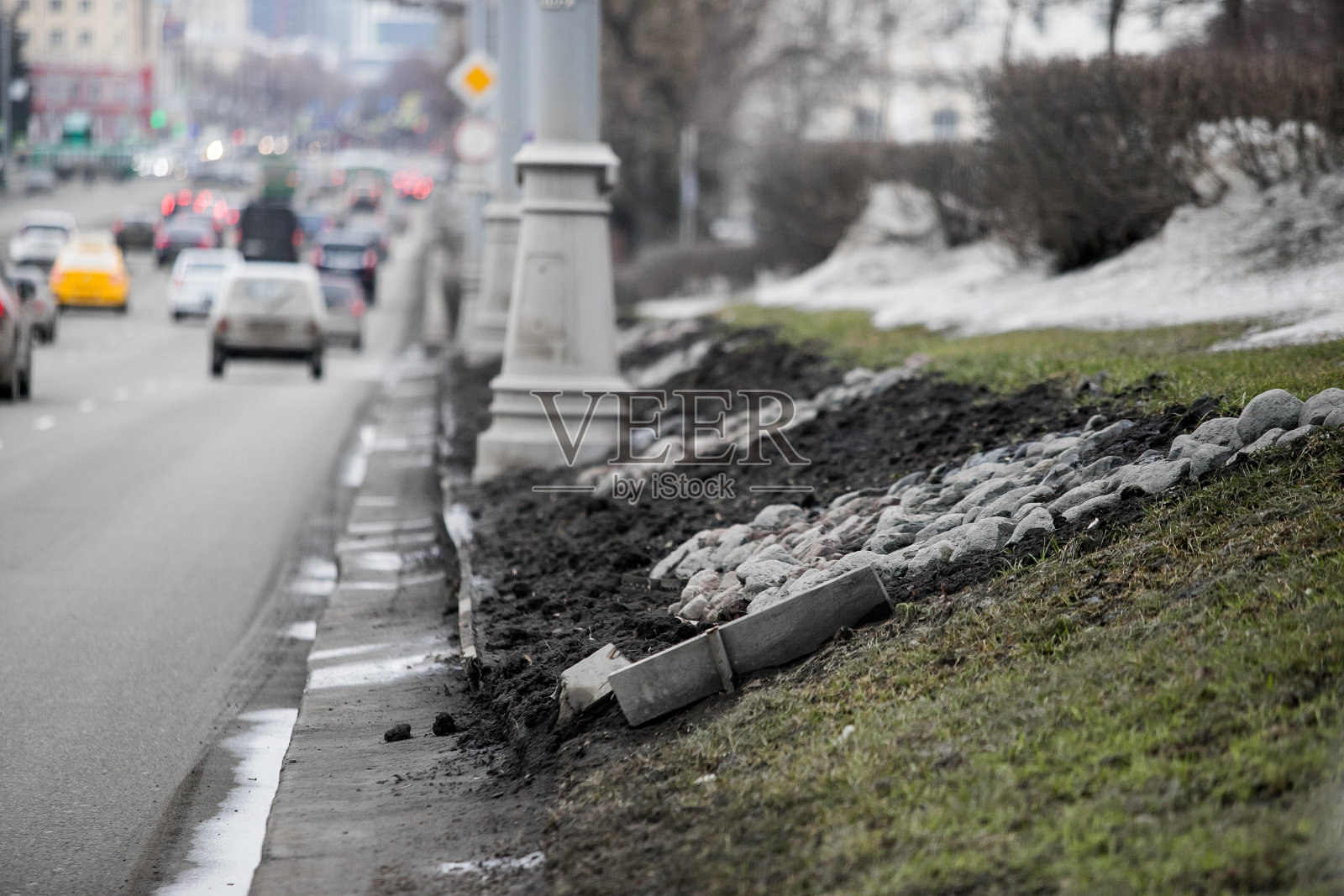 春天,积雪融化。肮脏、潮湿、滑的人行道和城市道路照片摄影图片