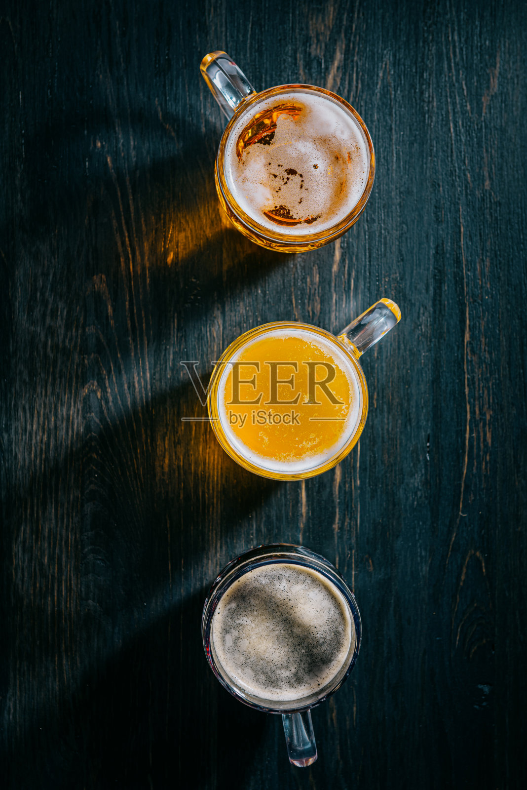 三杯不同的精酿啤酒照片摄影图片