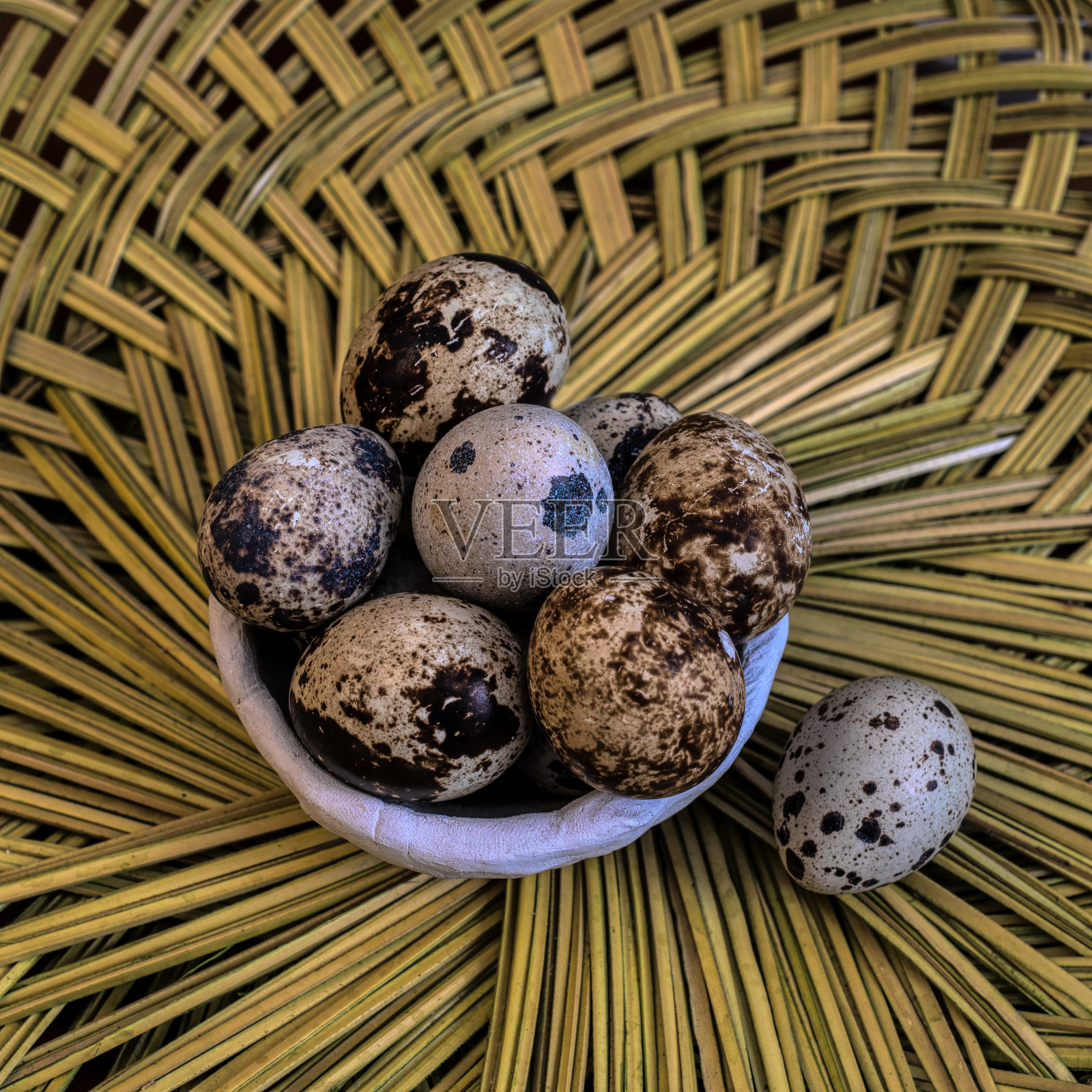 鹌鹑蛋编织篮子的背景照片摄影图片
