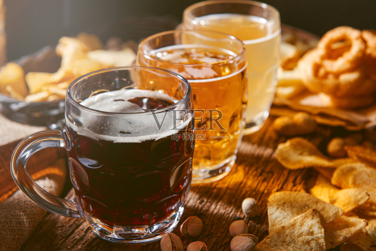 三杯不同的精酿啤酒照片摄影图片