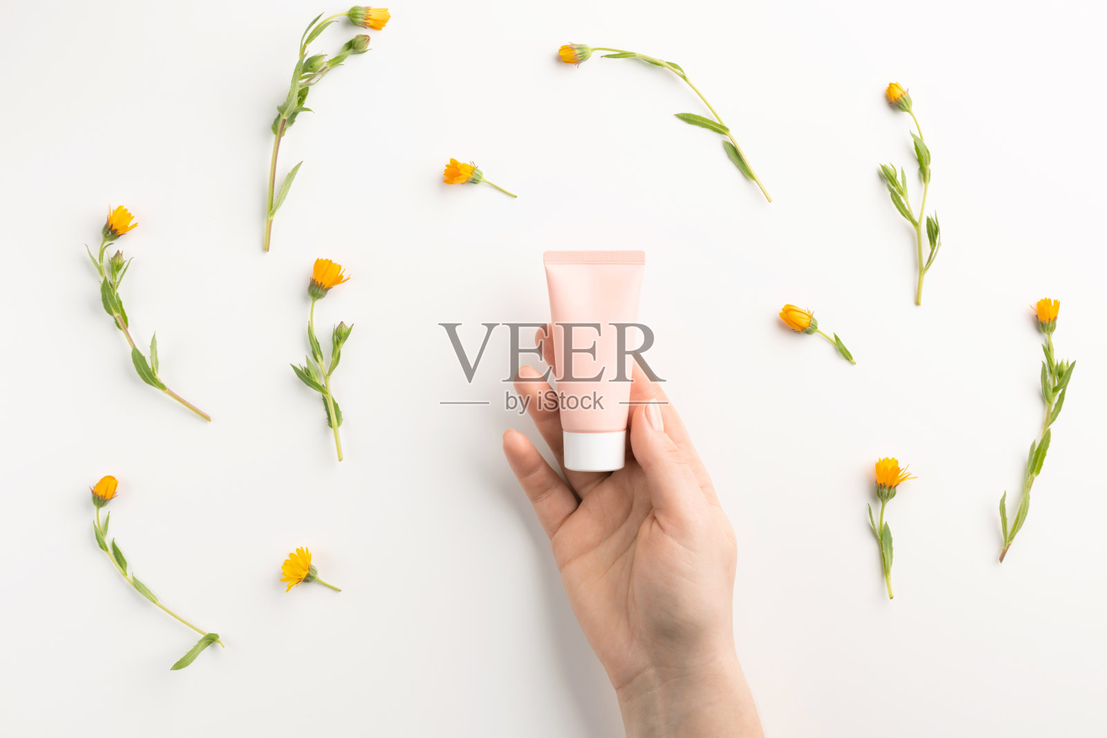 有机化妆品的概念。女性手持化妆膏筒，孤立在白色背景上。平铺，俯视图，拷贝空间。照片摄影图片