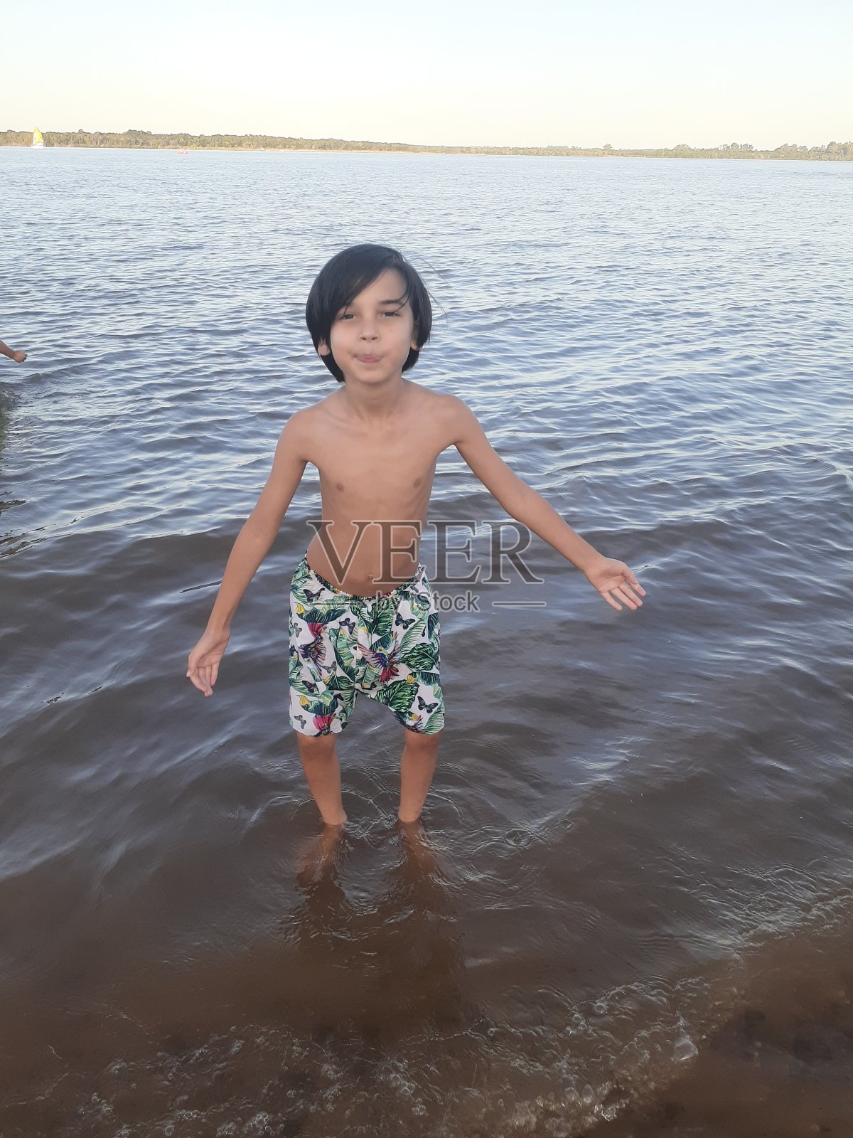 可爱的拉丁男孩参观海滩。照片摄影图片