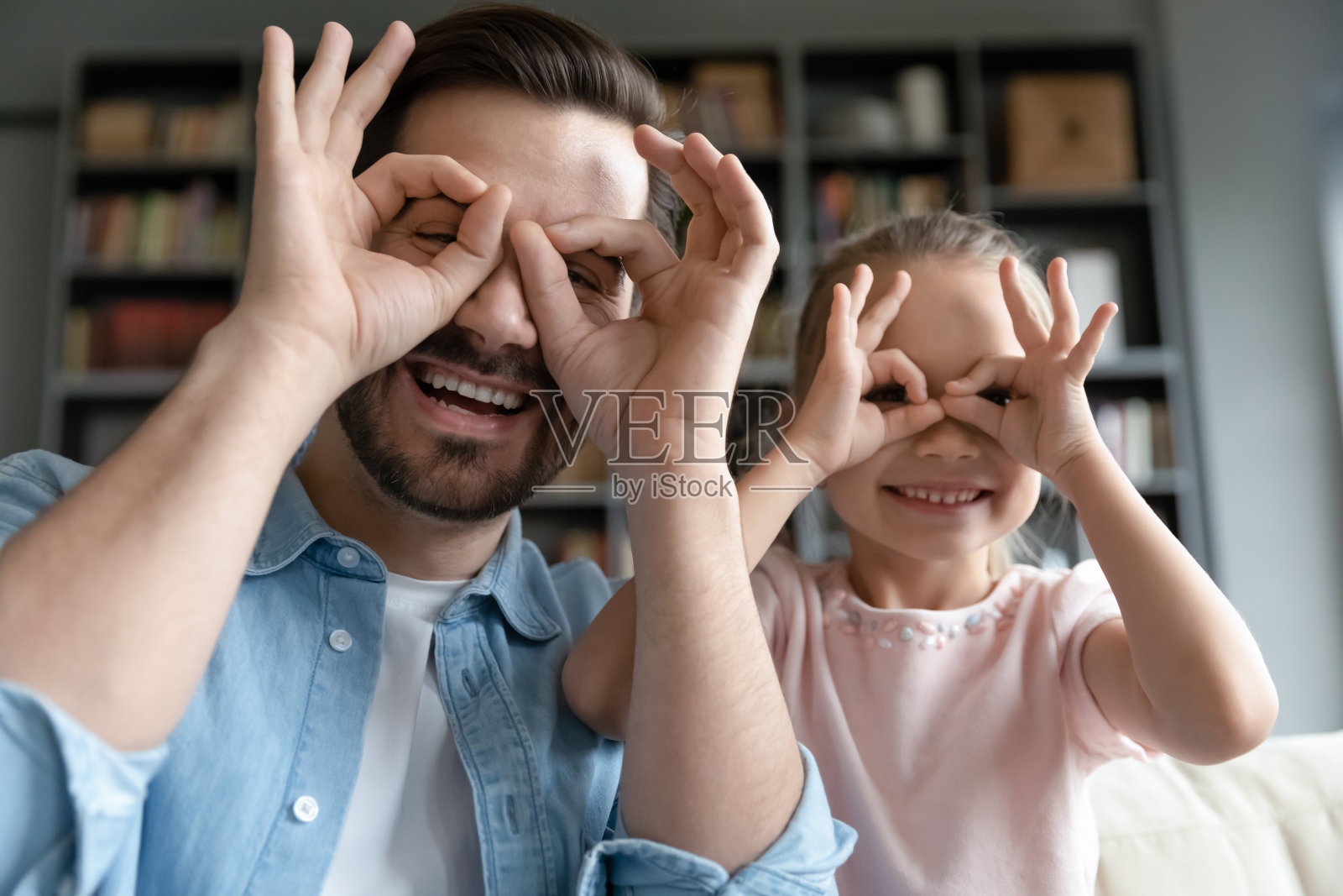 和女儿玩得开心的兴奋年轻父亲照片摄影图片