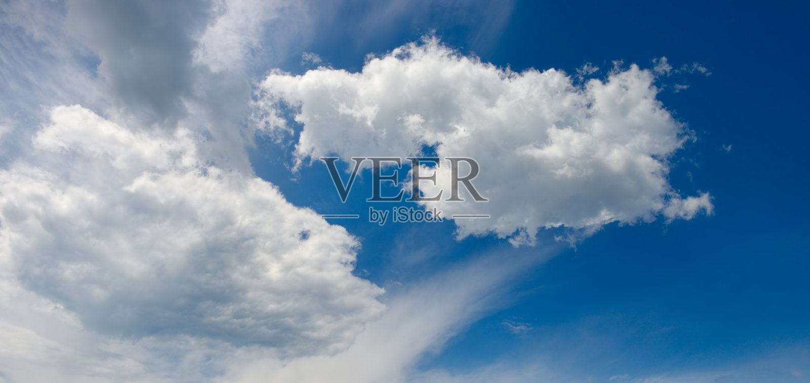 蓝天映衬着朵朵白云。照片摄影图片