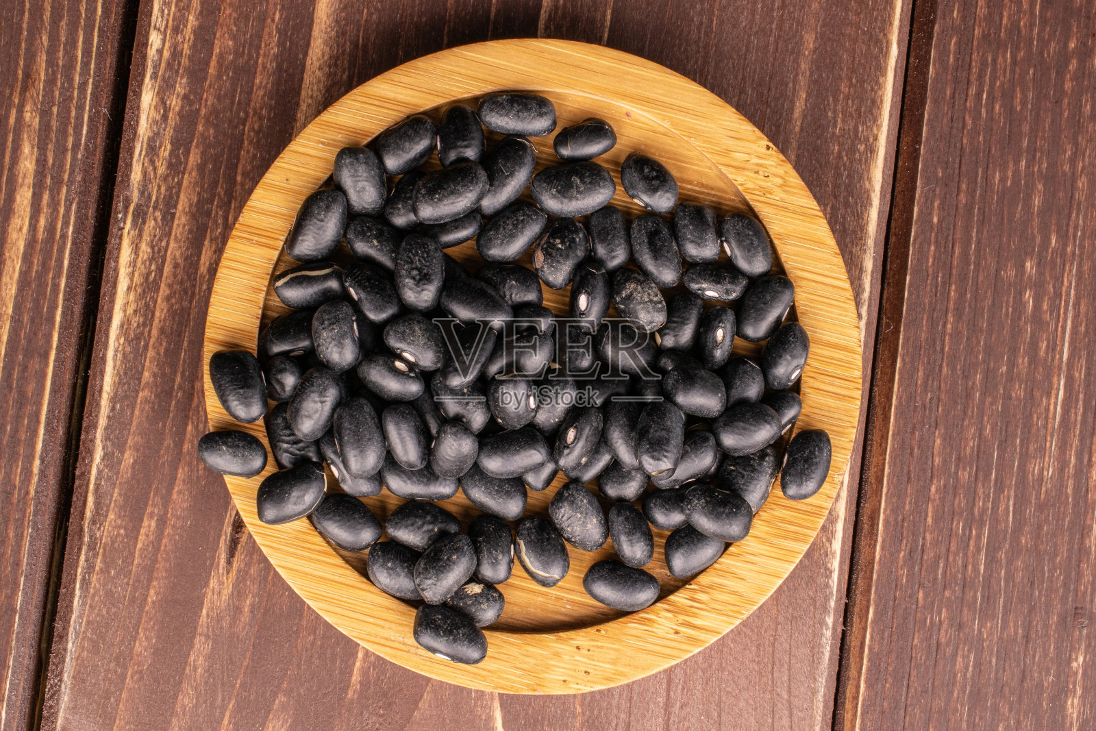 干黑豆在棕色的木头上照片摄影图片