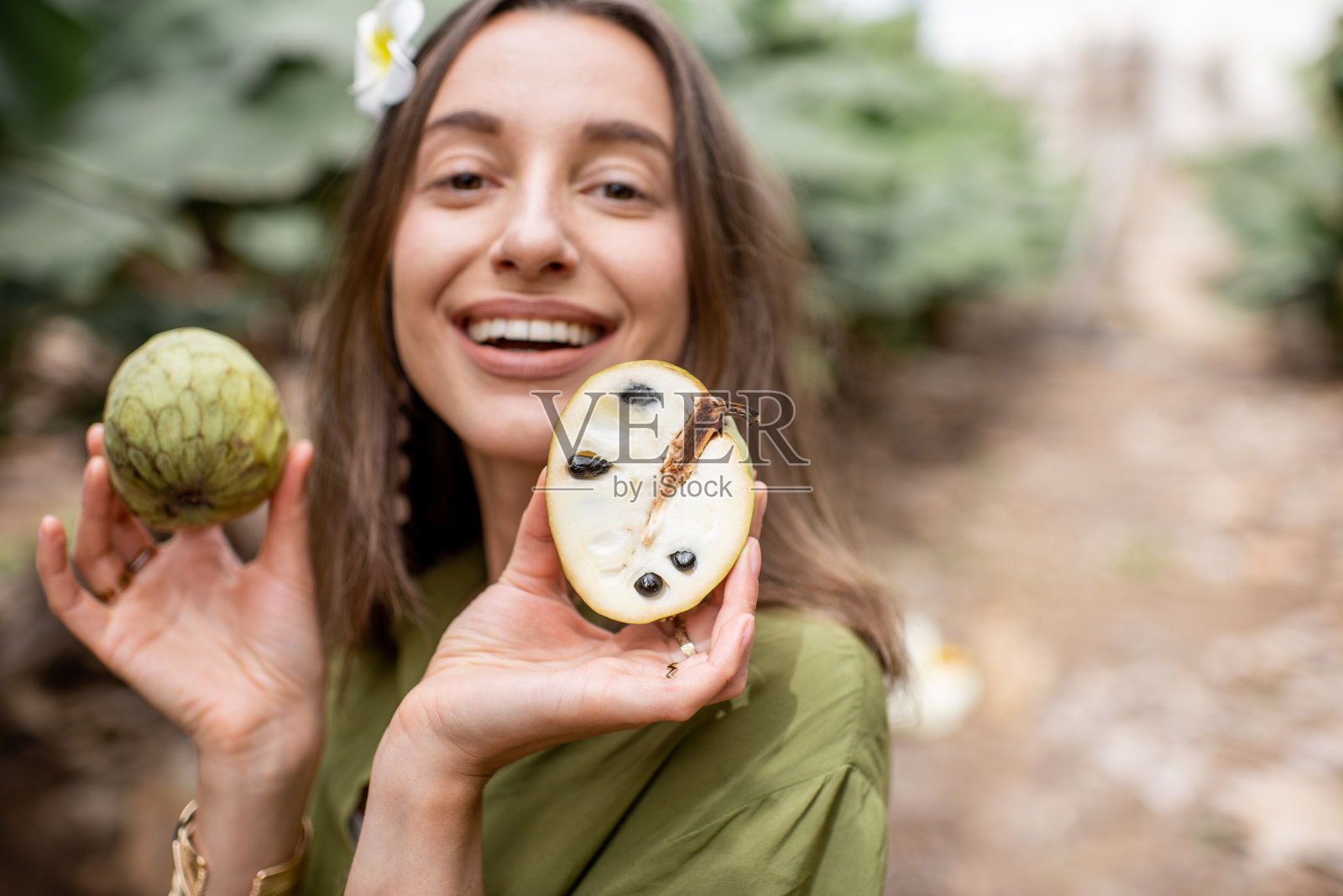 一个拿着木瓜的女人的肖像照片摄影图片