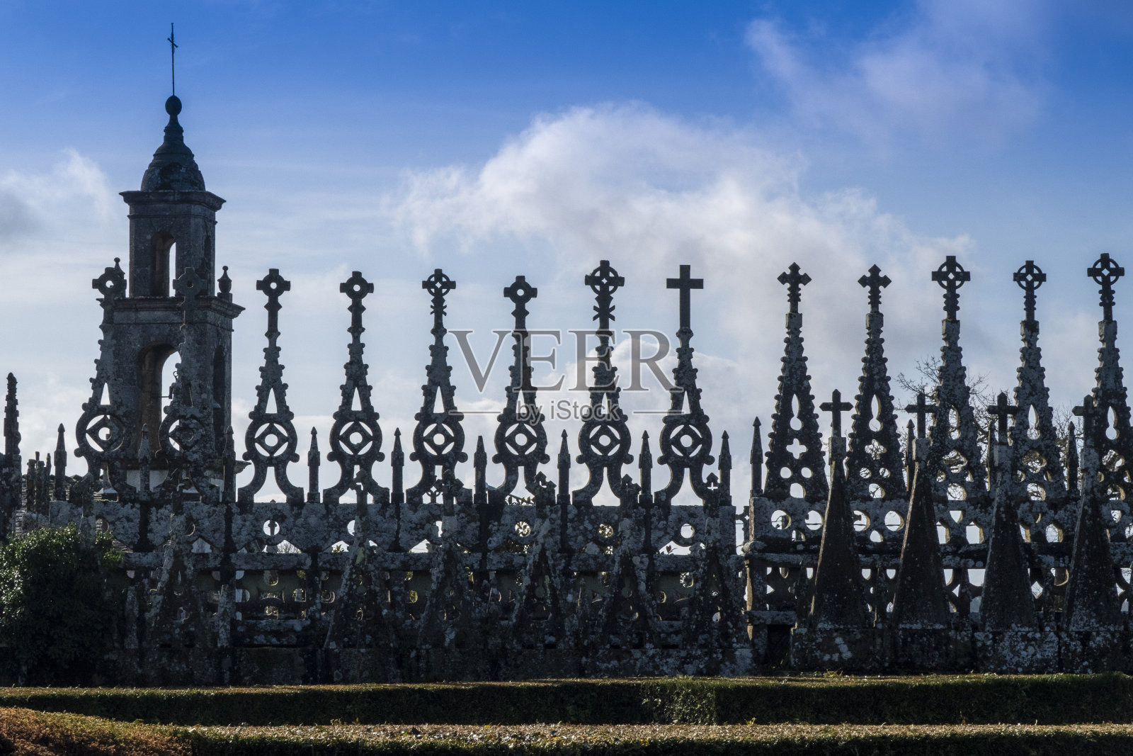 西班牙阿尔巴加利西亚公墓的新哥特式十字架照片摄影图片