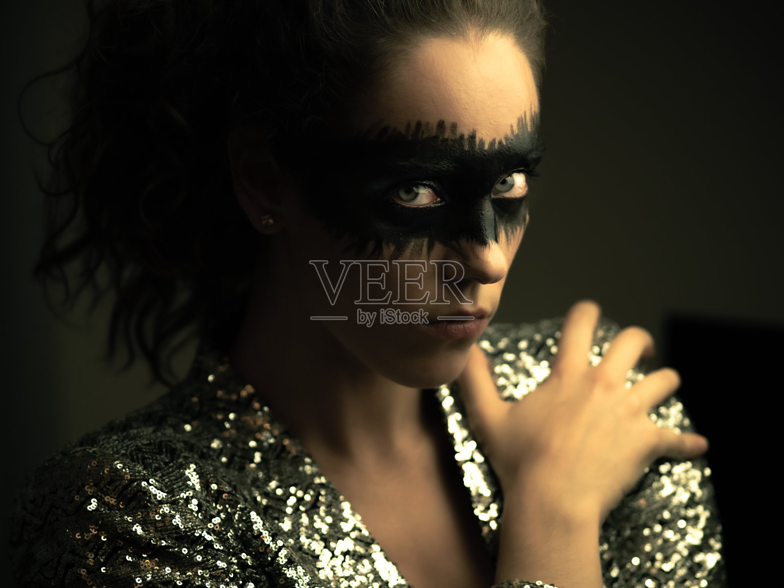 涂有黑色面具的神秘女人照片摄影图片