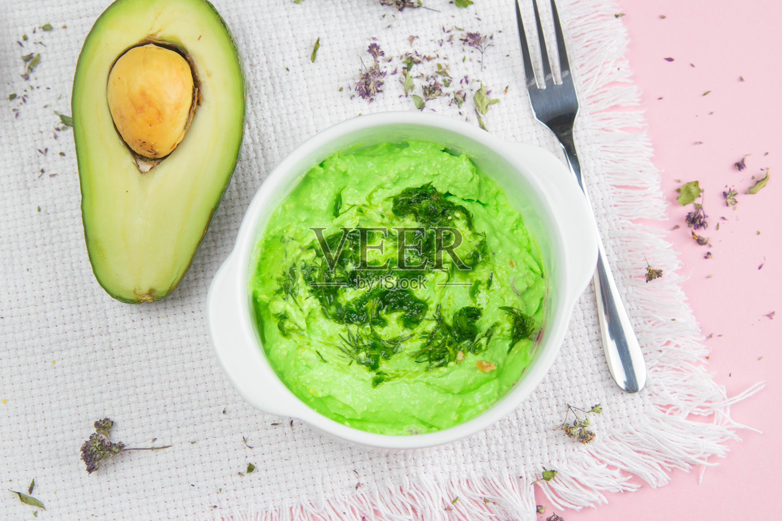 牛油果和猕猴桃凝乳。健康饮食的概念。各种产品在碗粉红色的背景照片摄影图片