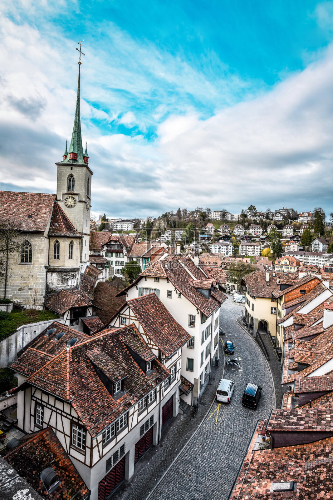 鸟瞰停在瑞士伯尔尼大街上的汽车照片摄影图片