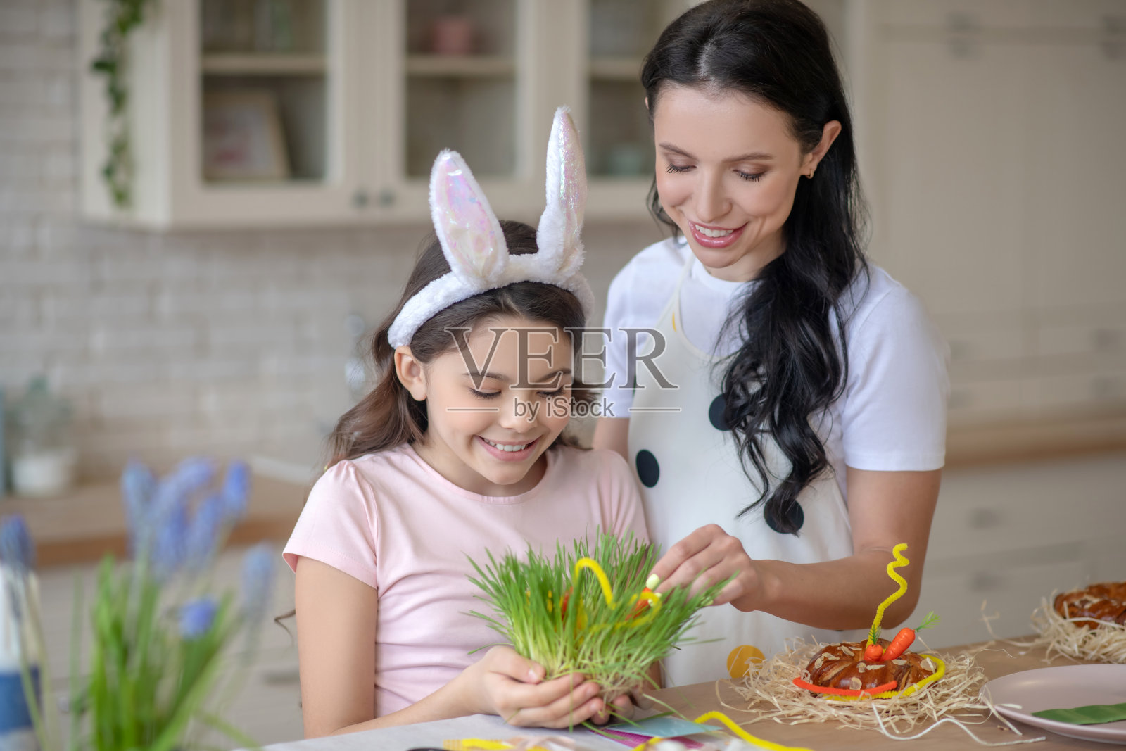 戴着复活节兔子耳朵，看起来很兴奋的甜美女孩照片摄影图片