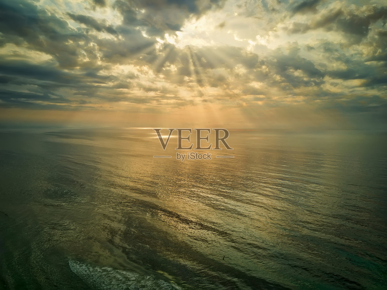 鸟瞰图的日出天空背景。空中戏剧性的金色日出与早晨的天空云在海上。日出时美丽的天空云朵。航空摄影。照片摄影图片