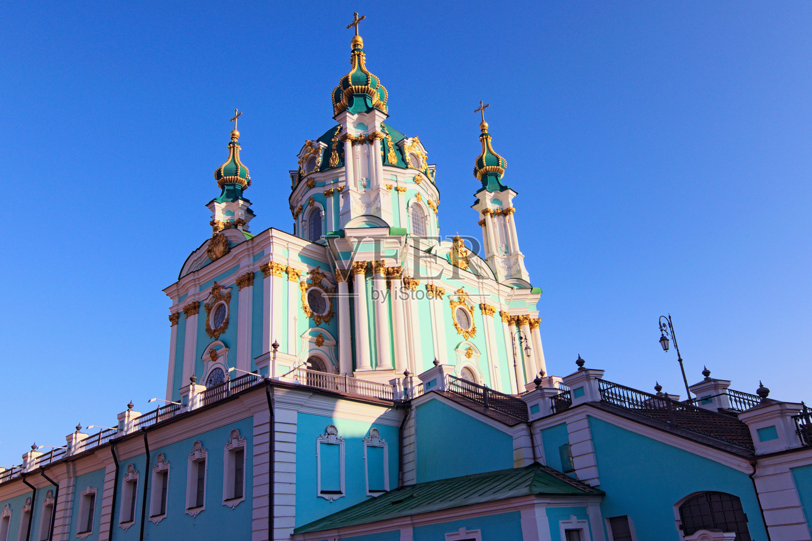 蓝天映衬下的圣安德鲁教堂全景。它是这个城市的主要景点之一。著名的旅游胜地、浪漫的旅游目的地。阳光明媚的春天的早晨。基辅,乌克兰照片摄影图片