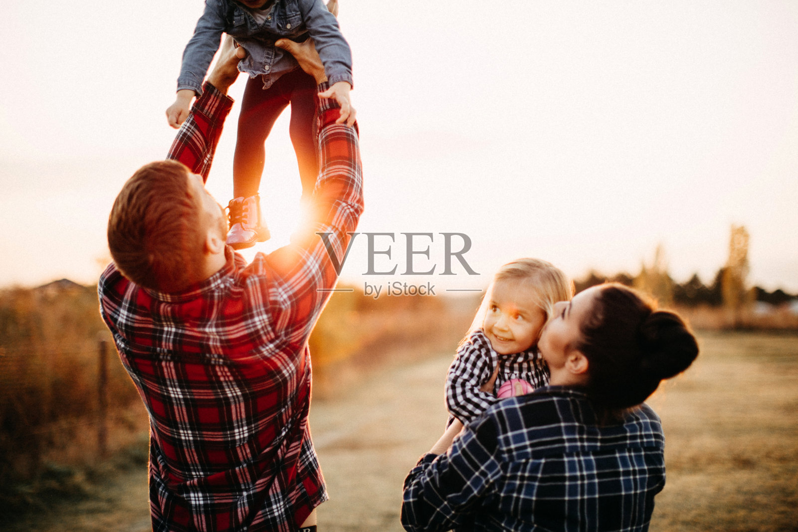 草地里的乐趣照片摄影图片