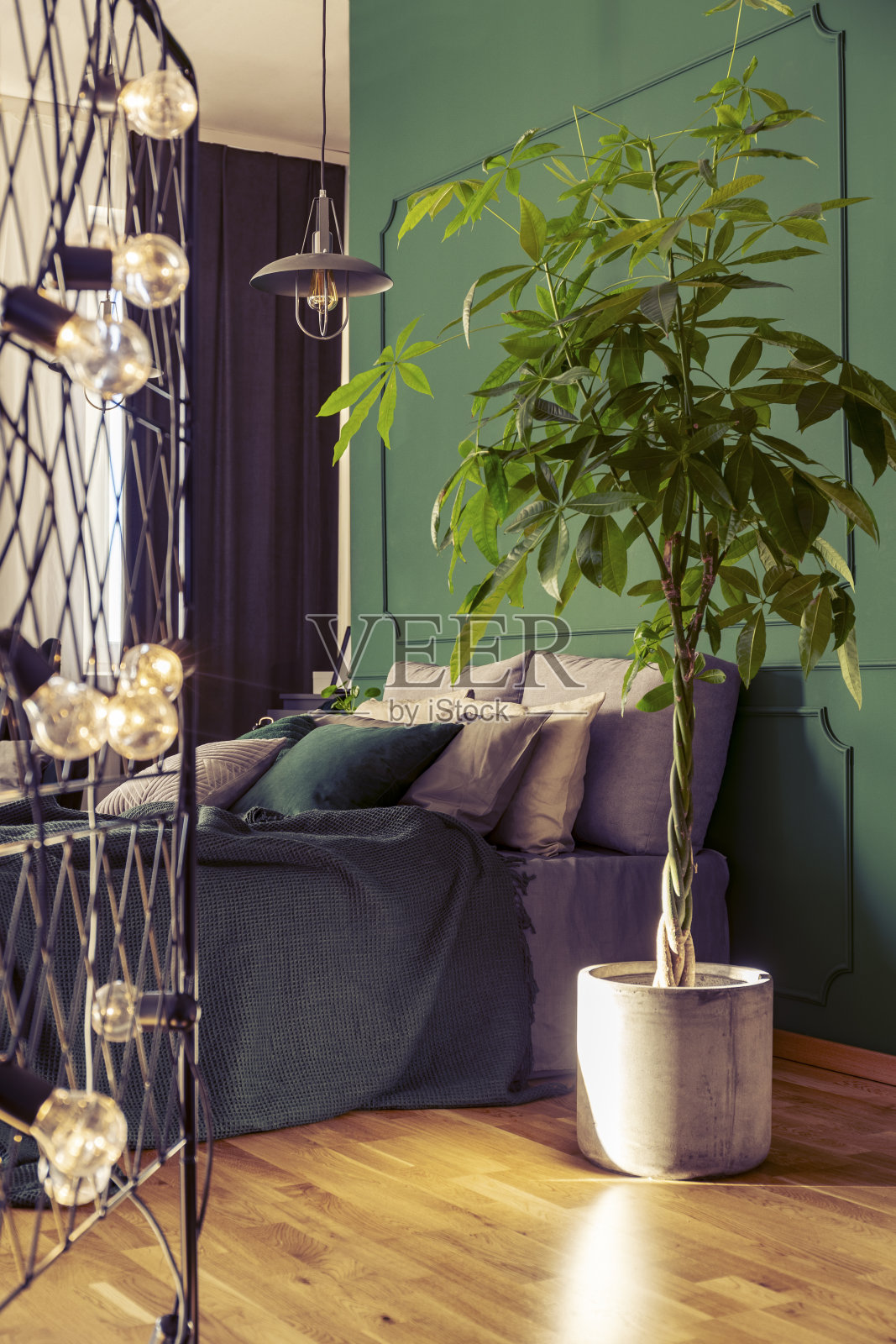 时尚的卧室内饰有双人床和翠绿色的墙壁照片摄影图片