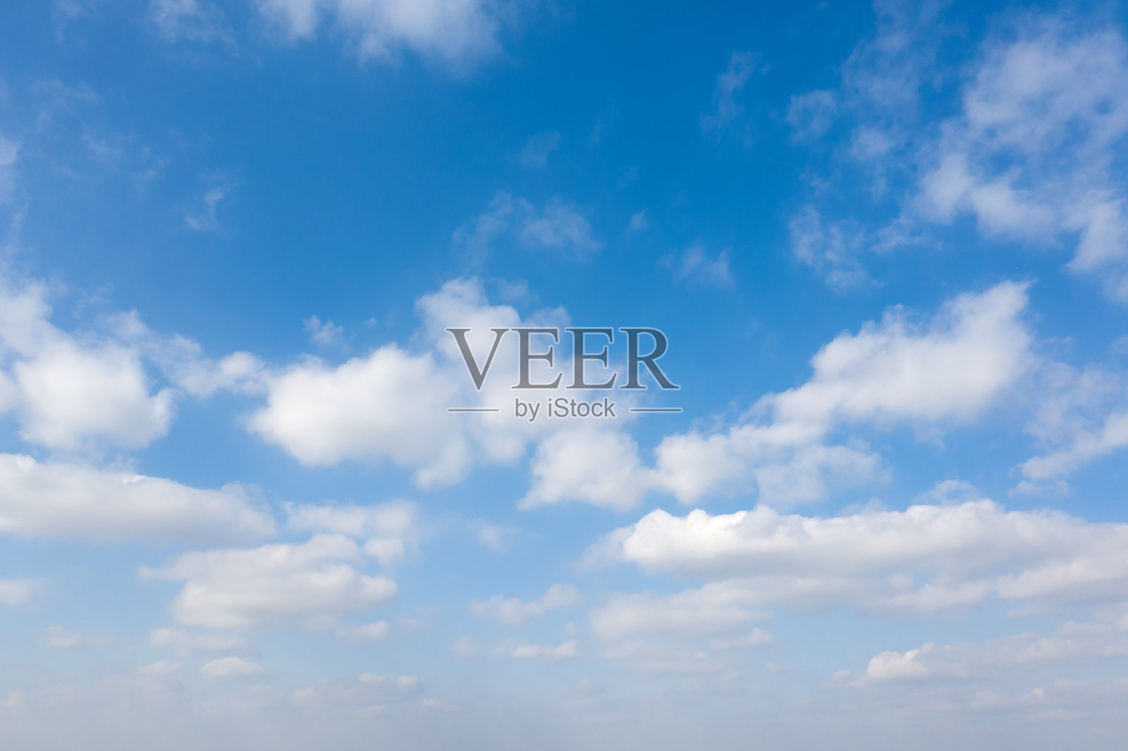 蓝色天空背景上蓬松的白云。照片摄影图片