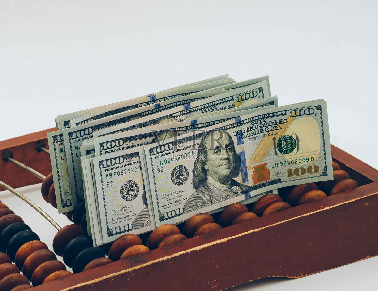 在老式木算盘背景上的纸币照片摄影图片