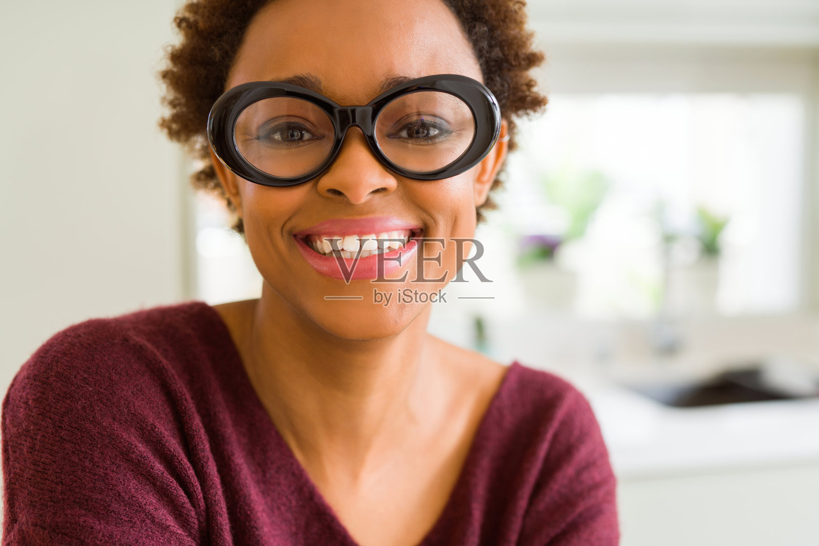 戴眼镜的漂亮非洲年轻女性照片摄影图片