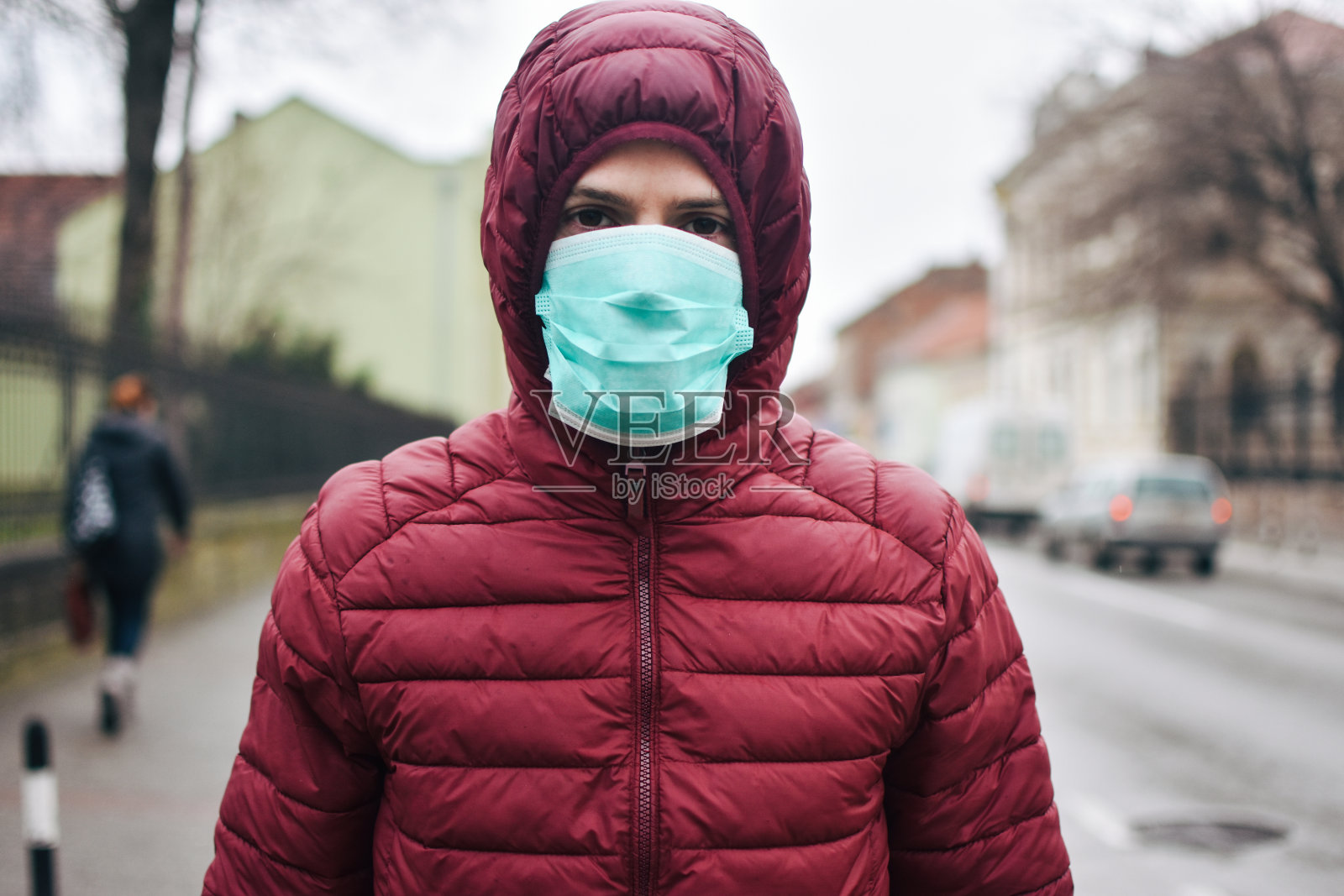 戴着防护口罩的男人照片摄影图片