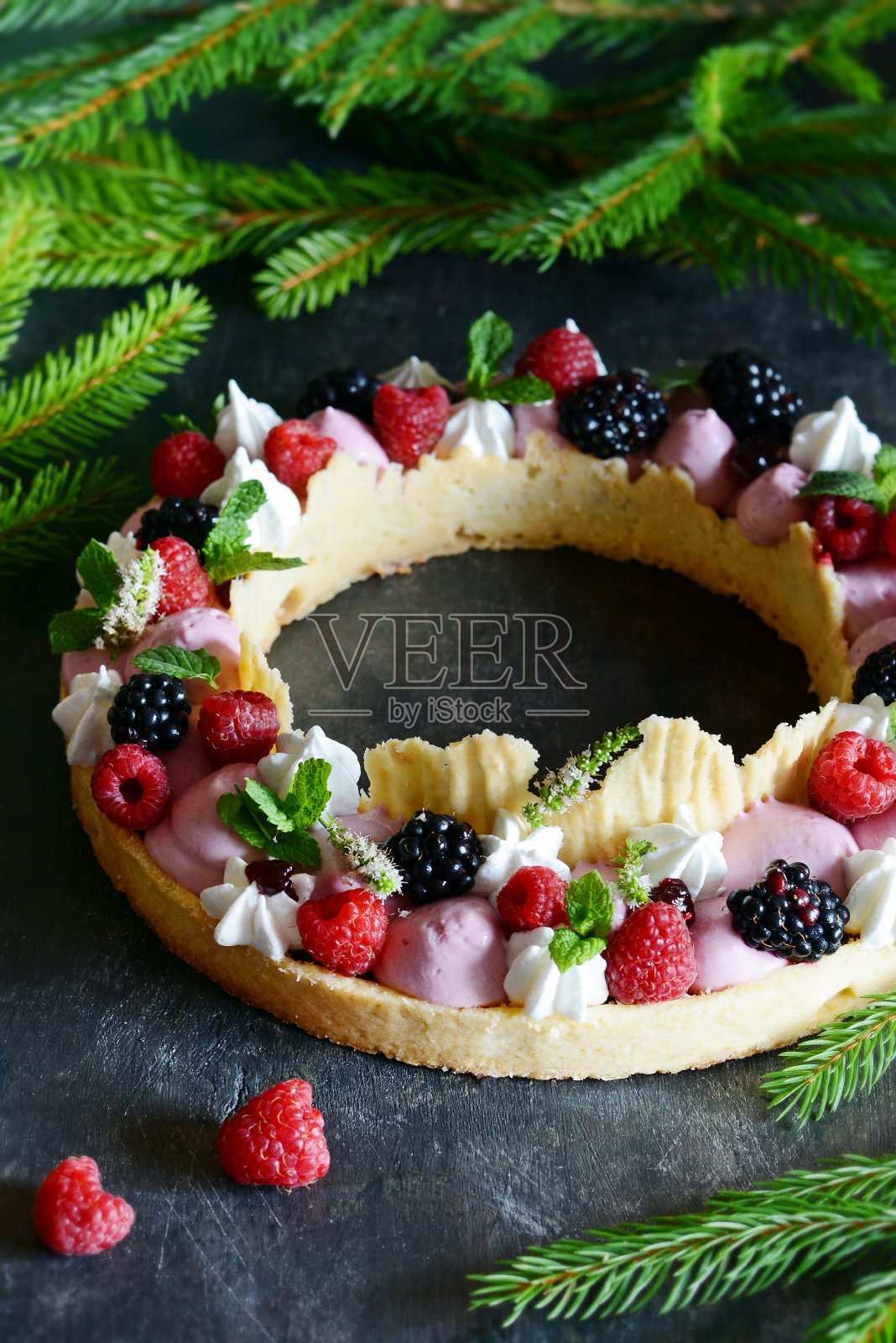 美味的果馅饼，配以空气奶油，浆果酱，新鲜浆果，蛋白酥和薄荷。美味的野果派。法国美食甜点。照片摄影图片