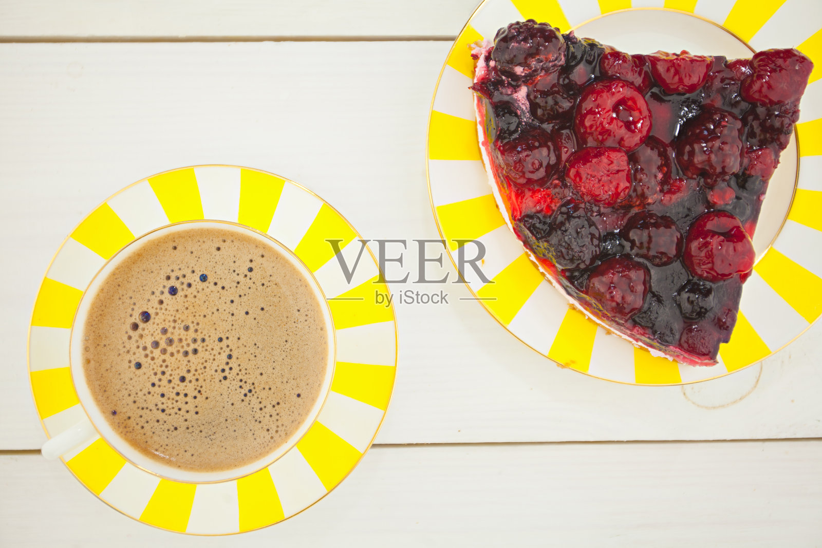 桌上放着一块新鲜的蛋糕和一杯黑咖啡照片摄影图片