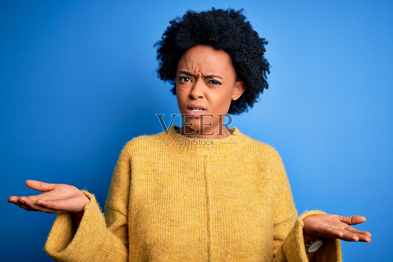 茫然无措的非洲裔卷发女子照片摄影图片