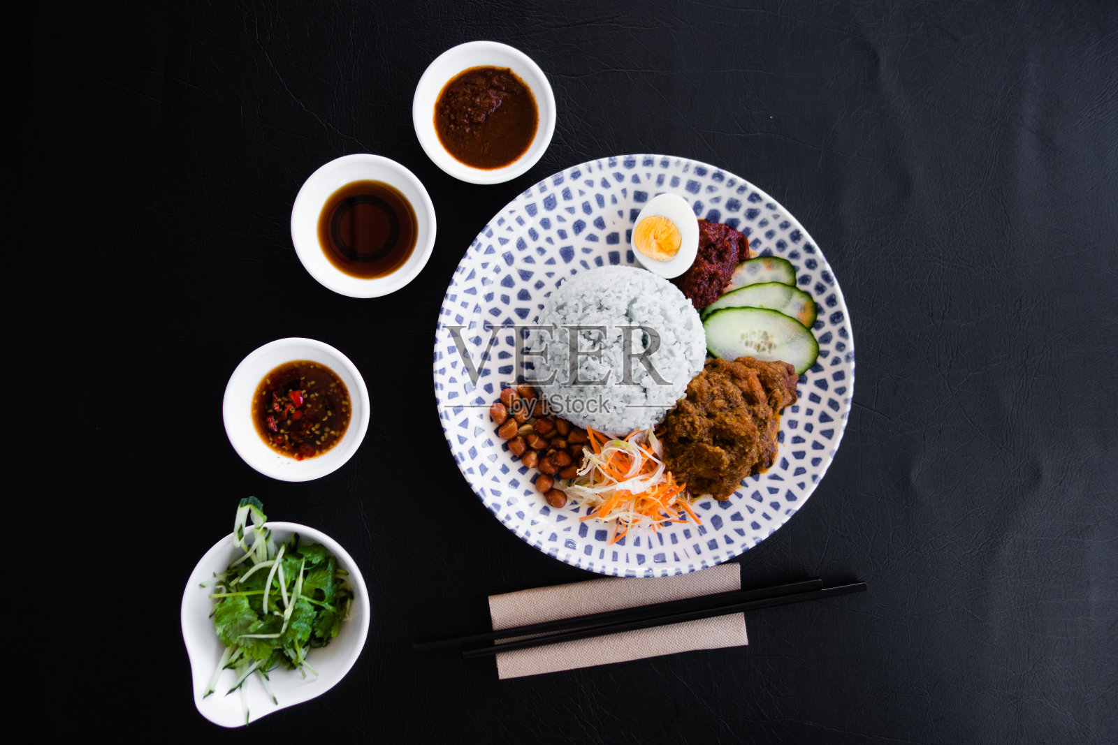 Table top view of Nasi Lamak。照片摄影图片