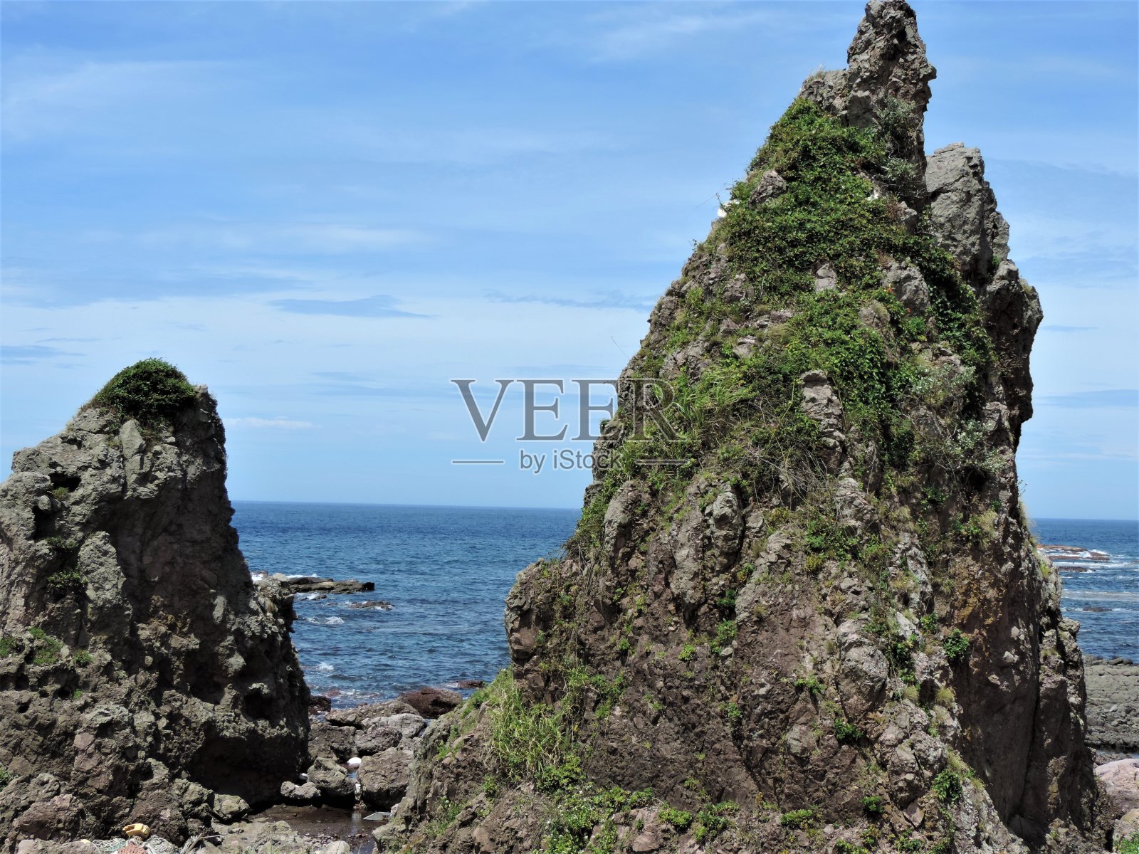 奇特的岩石和珊瑚礁沿海岸在Noto半岛，石川，日本。照片摄影图片