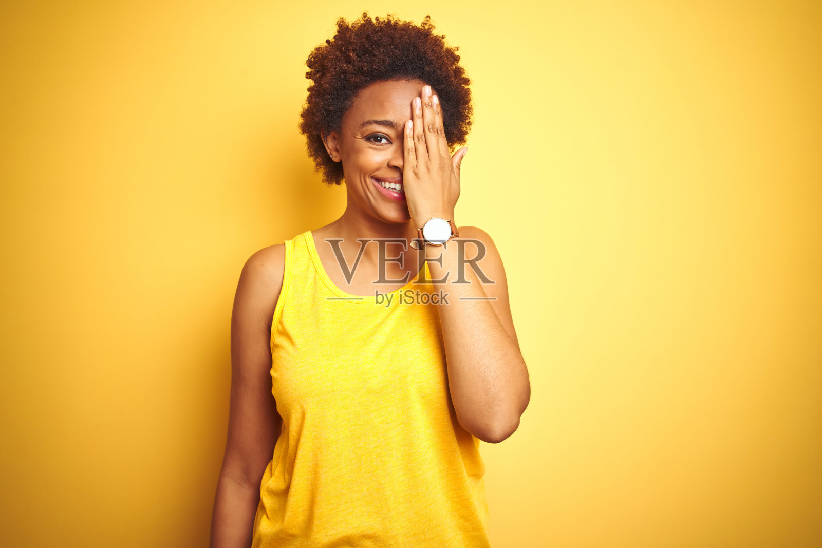 面带自信笑容的非裔美国妇女遮住一只眼睛照片摄影图片