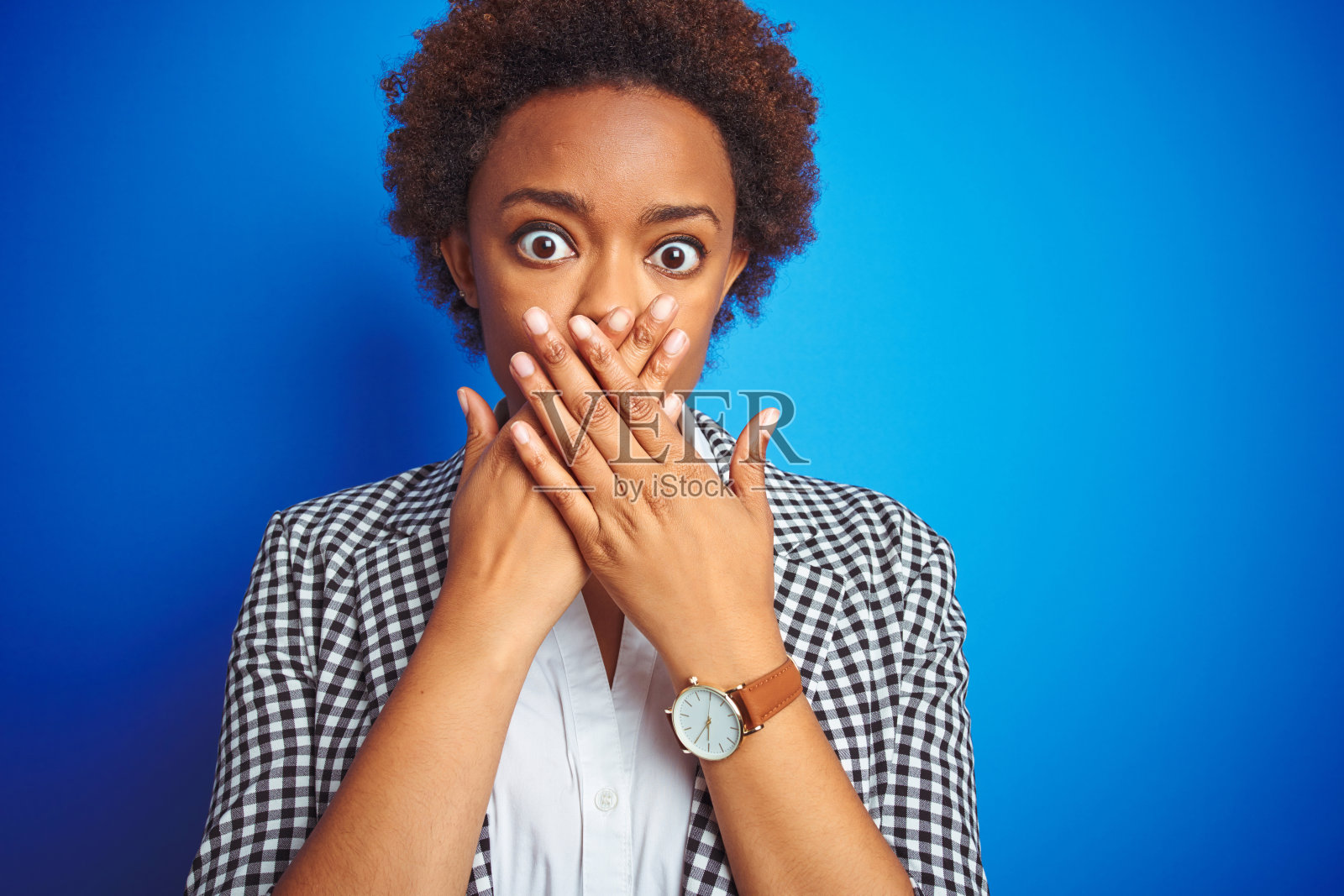 震惊！非洲裔美国女高管用手捂住嘴巴，因犯错而感到懊恼照片摄影图片