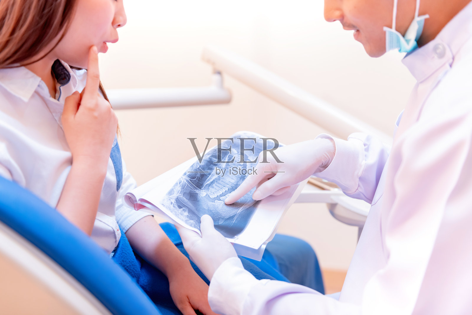 牙科诊所的牙科和保健概念：牙医使用创新技术检查牙齿X光片照片摄影图片