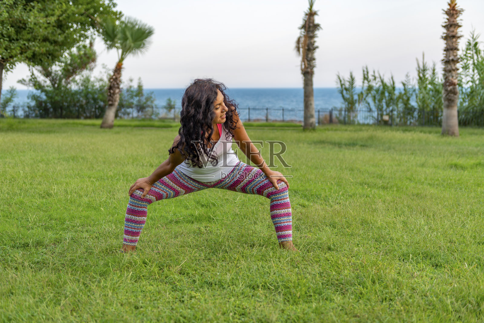 土耳其安塔利亚法雷斯公园的瑜伽和宁静。2019年9月12日。照片摄影图片