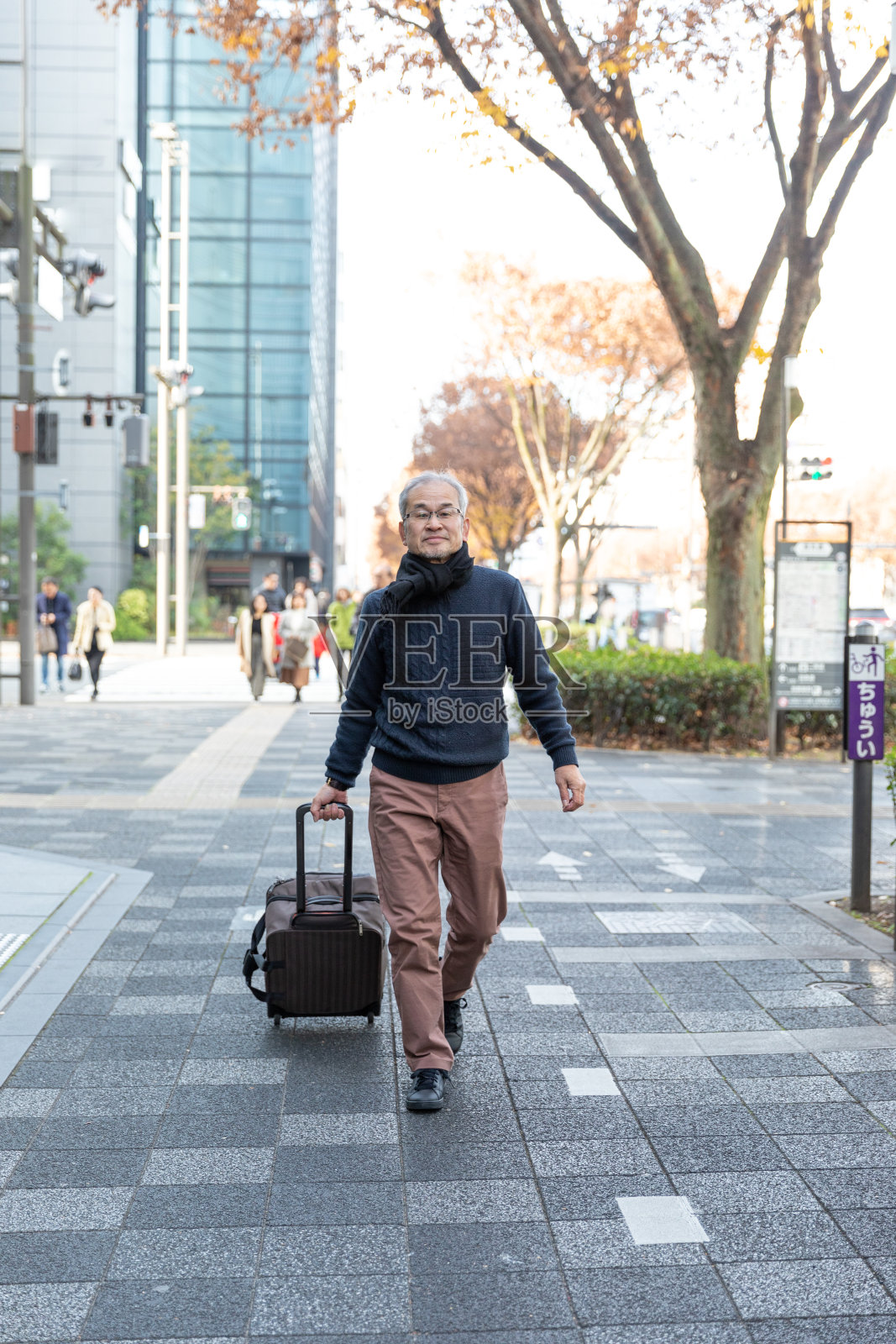 带着行李箱走路的老人照片摄影图片