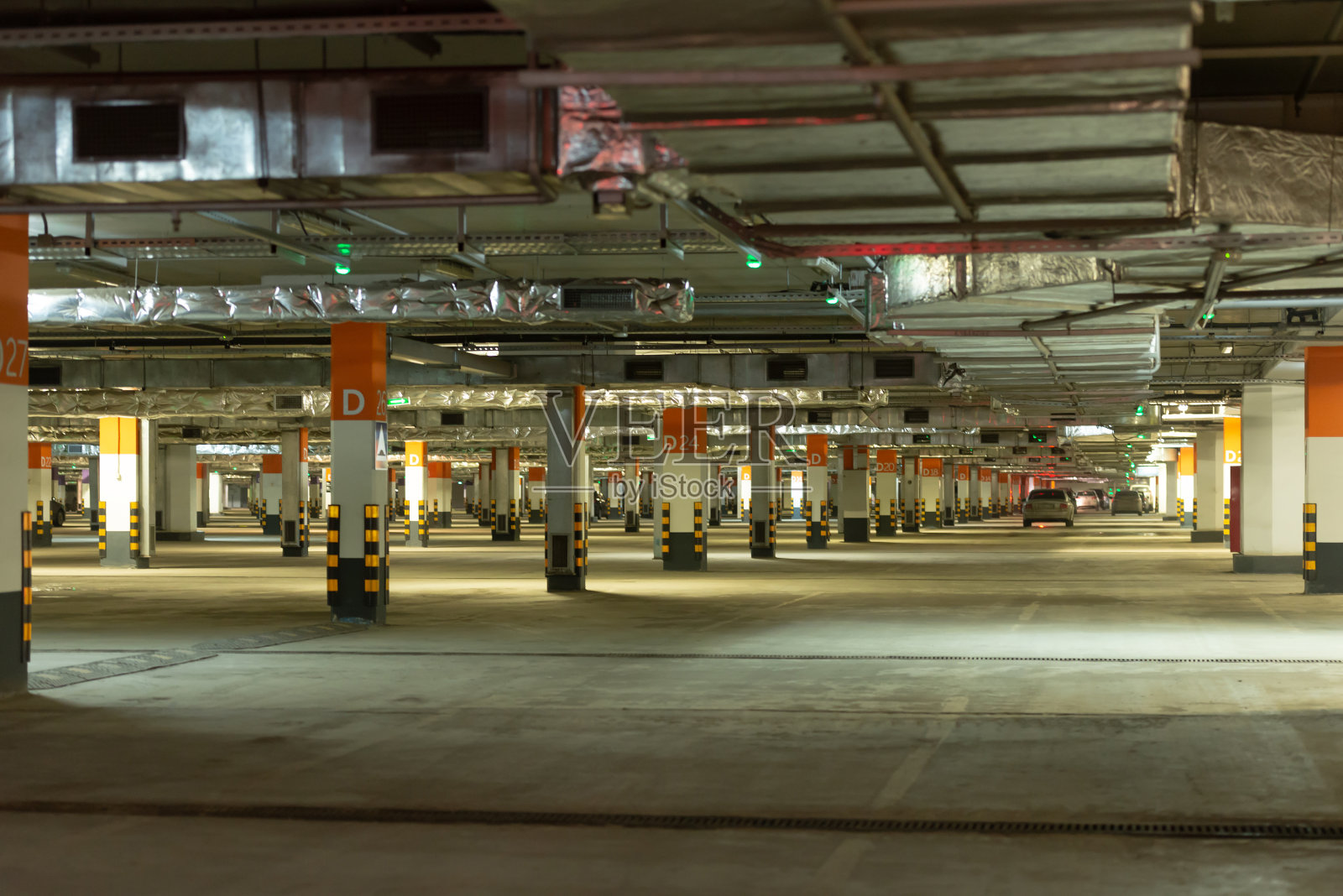地下停车场。照片摄影图片