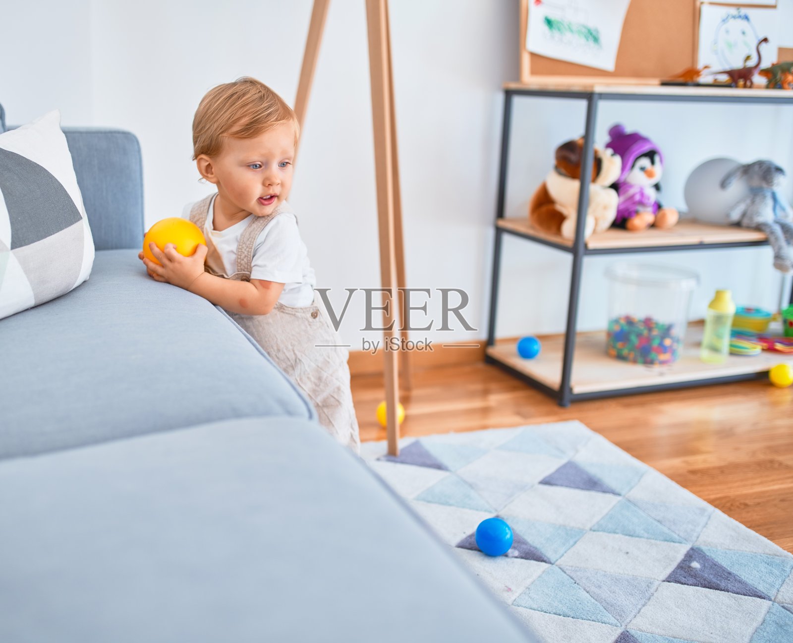 在幼儿园玩玩具的金发幼儿照片摄影图片