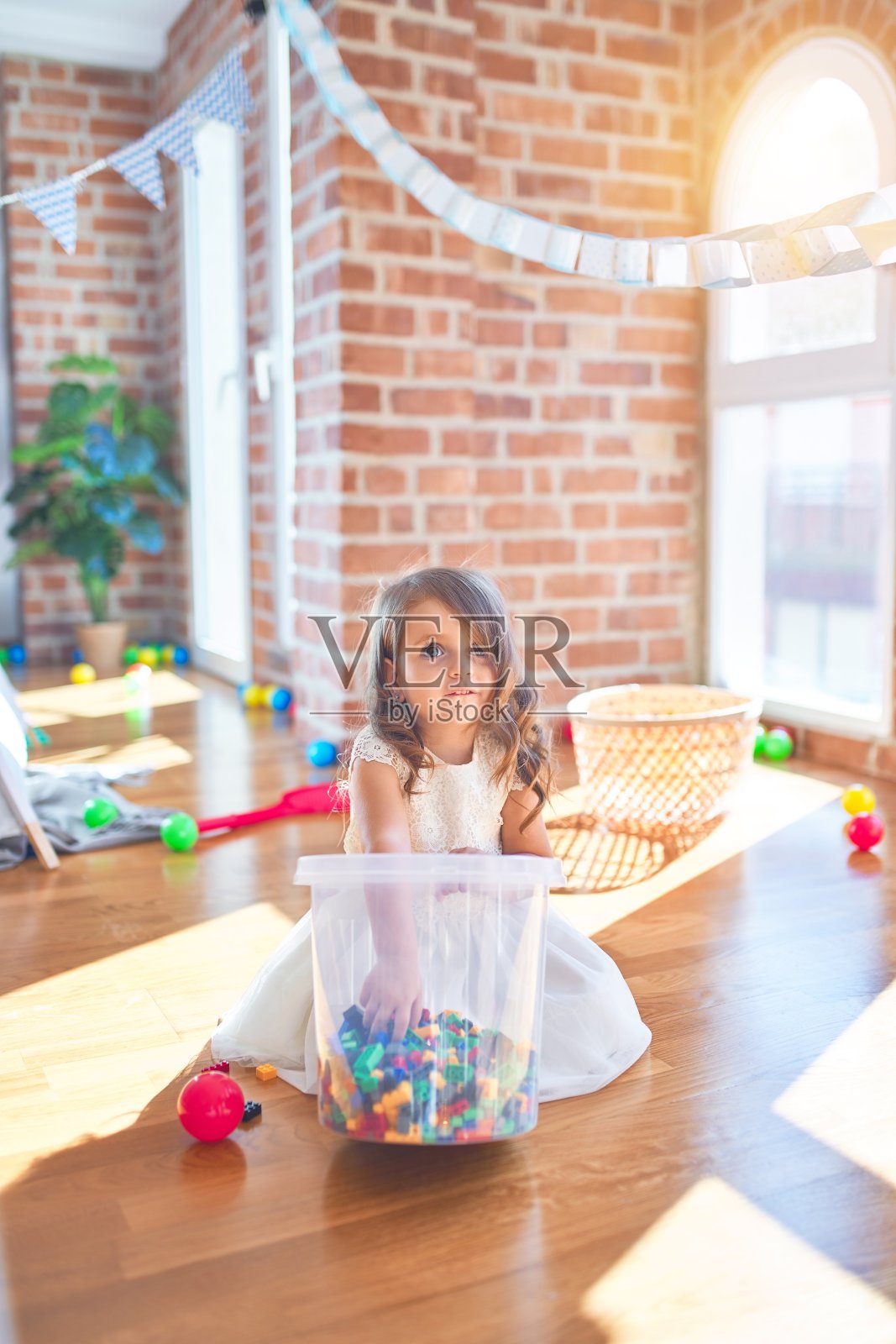 可爱的金发小孩在幼儿园玩很多玩具照片摄影图片