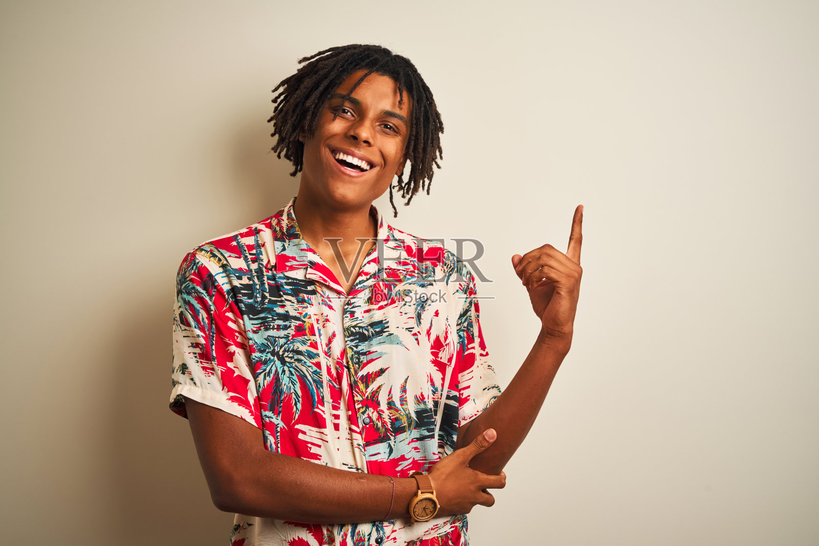 在白色背景下穿着夏威夷衬衫度假并微笑的黑人男子照片摄影图片