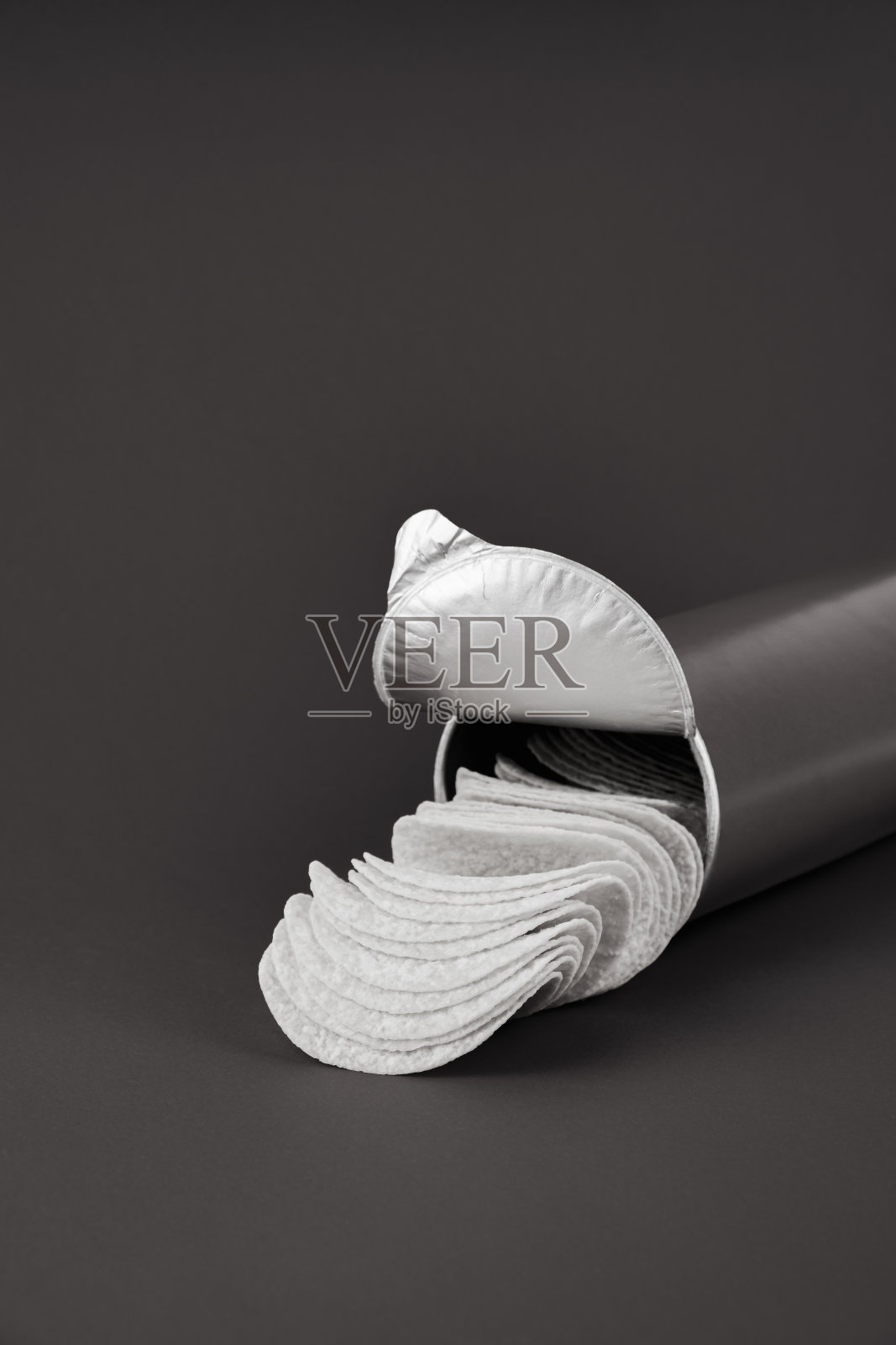 鲜红色背景的薯片，深色的单色。照片摄影图片