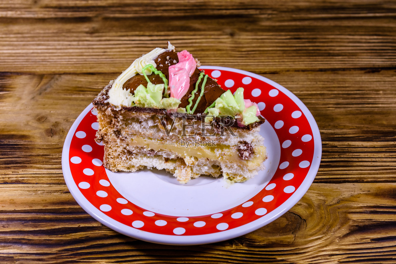 木桌上放一盘基辅蛋糕，上面有奶油、坚果和蛋白霜照片摄影图片