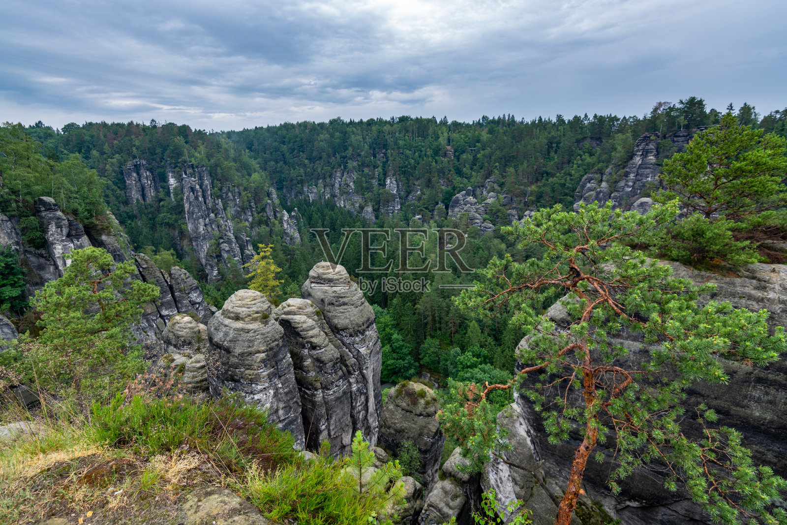 在萨克森瑞士德累斯顿附近有许多岩石和云彩照片摄影图片